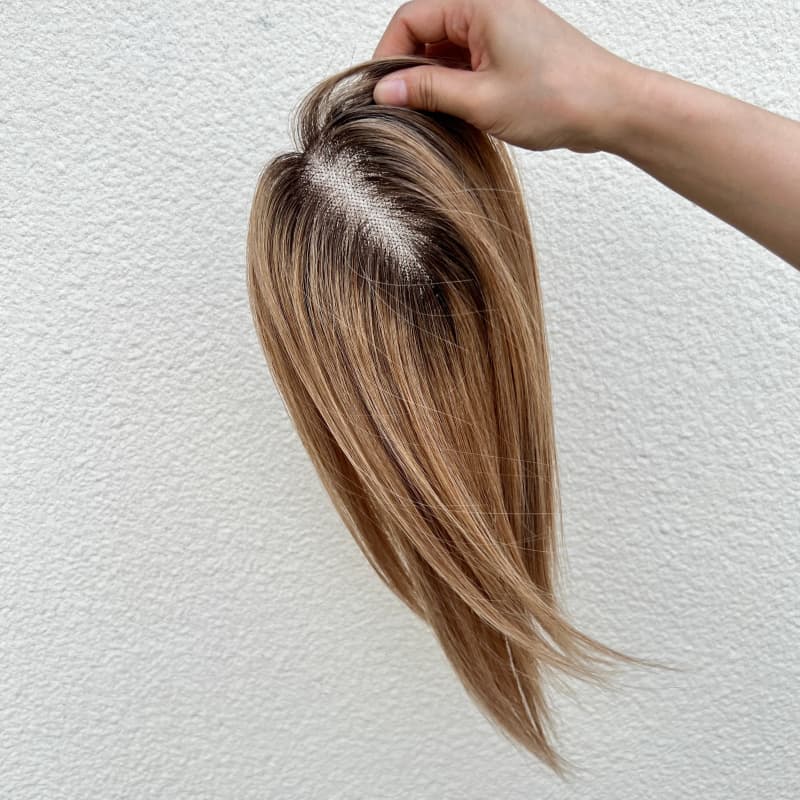 Natural-looking brown to light brown hair gradient